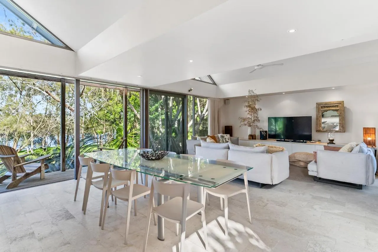 Fuller Holidays - Belongil Beach Pavilion House, 18A Childe St Byron Bay Australia