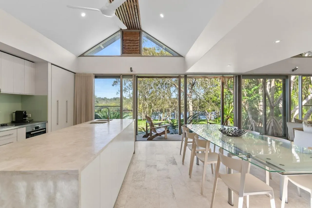 Fuller Holidays - Belongil Beach Pavilion House, 18A Childe St Byron Bay