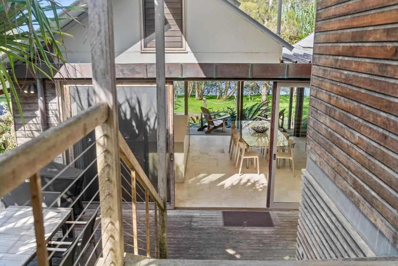 Fuller Holidays - Belongil Beach Pavilion House, 18A Childe St Byron Bay