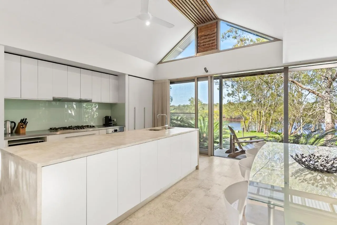 Fuller Holidays - Belongil Beach Pavilion House, 18A Childe St Byron Bay