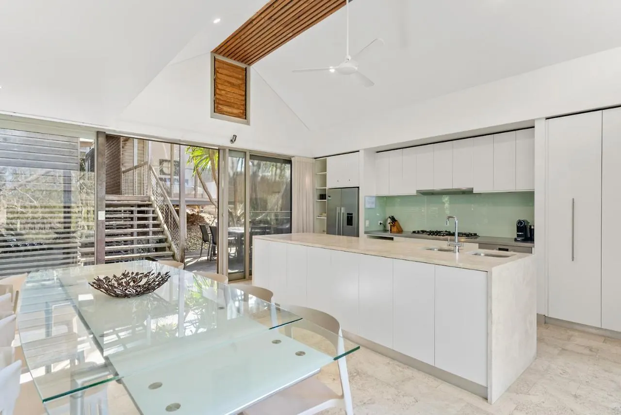 Fuller Holidays - Belongil Beach Pavilion House, 18A Childe St Byron Bay 0*,