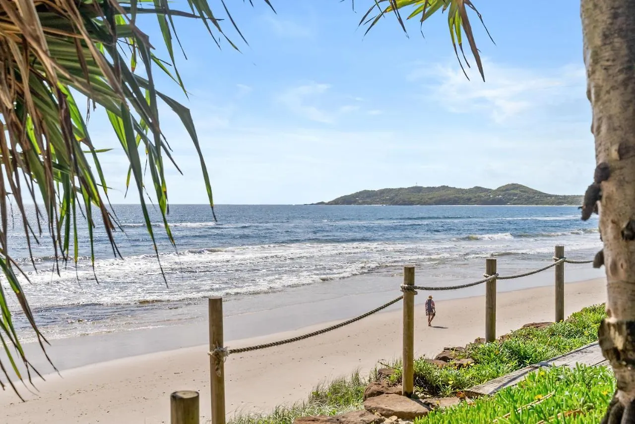 Fuller Holidays - Belongil Beach Pavilion House, 18A Childe St Byron Bay 0*,  Australia